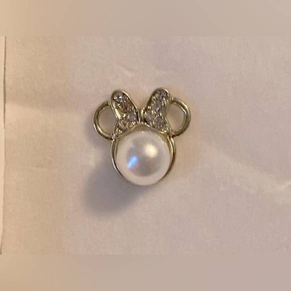 Minnie Mouse gold in color with pearl accent earrings - Picture 3 of 6